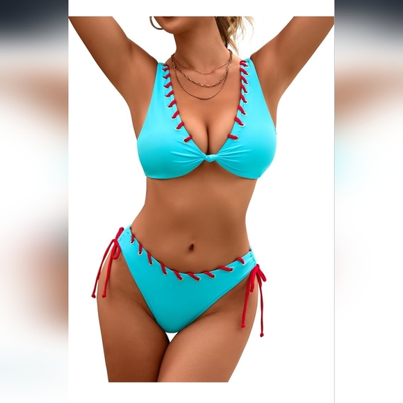 Bikini - Picture 1 of 7